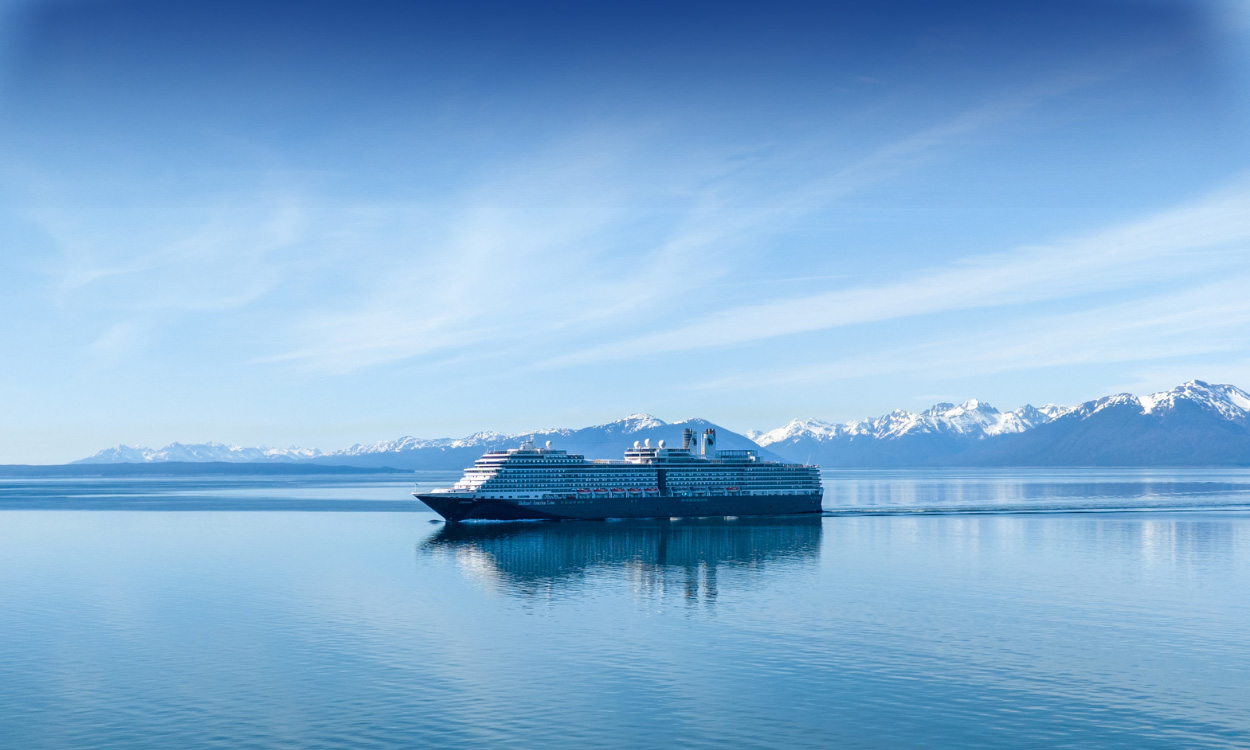 Miniaturbild, Kreuzfahrtschiff vor schneebedeckten Bergen Miniaturbild, Kreuzfahrtschiff vor schneebedeckten Bergen