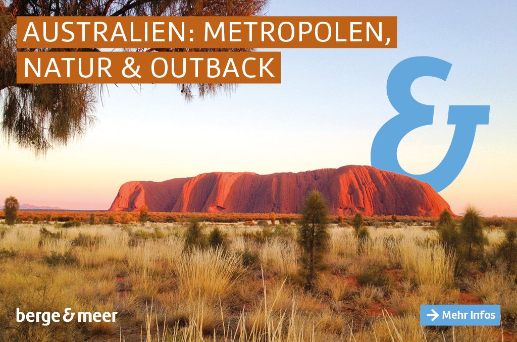 Der Uluru (Ayers Rock) im australischen Outback bei Sonnenuntergang. Text: „Australien: Metropolen, Natur & Outback“. Logo: berge & meer.