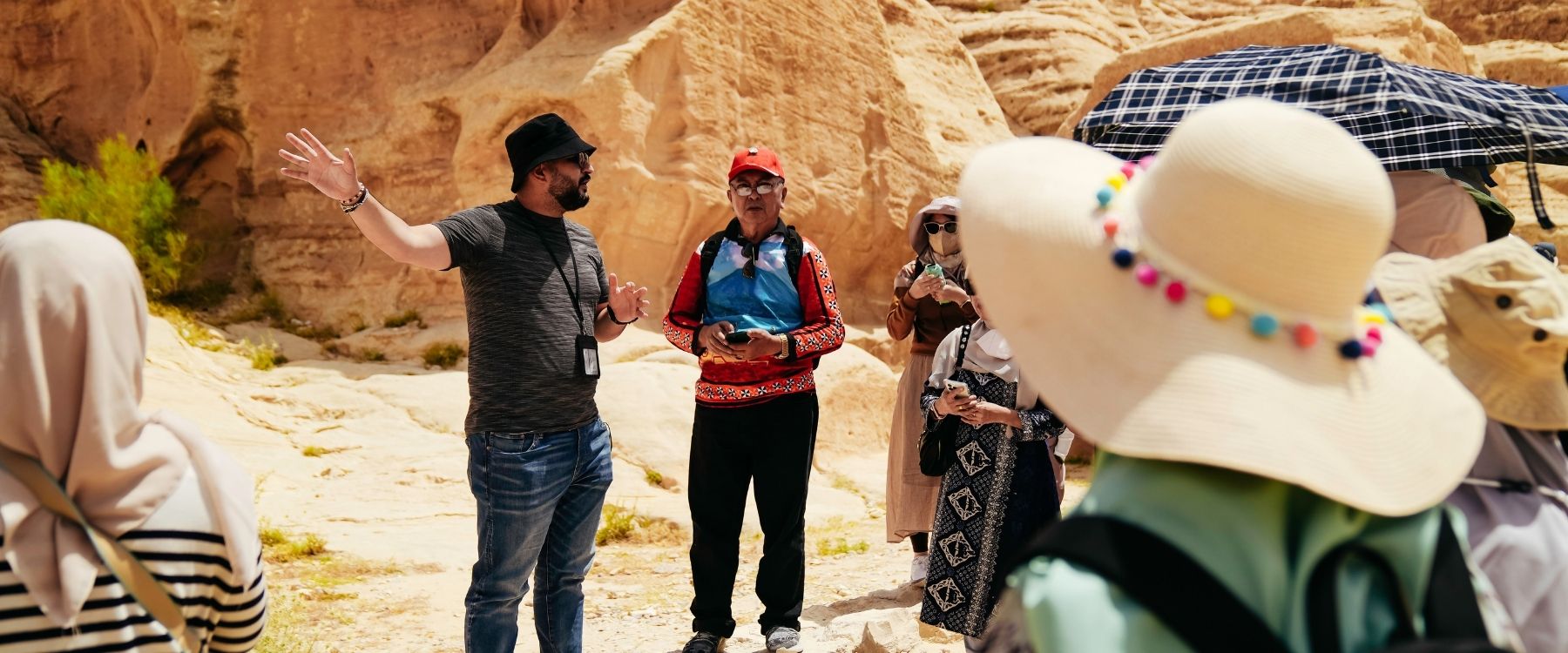 Reisegruppe mit lokalem Guide während einer Tour.